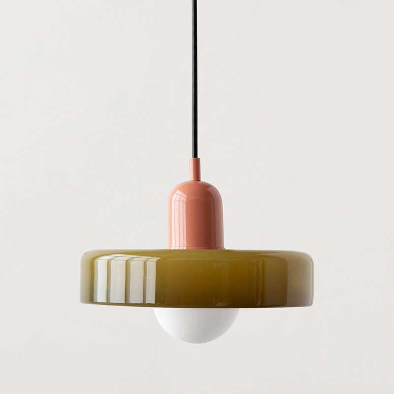 "Geometrische Bauhaus plafondlamp van glas in levendige kleuren, artistiek design voor moderne interieurs."
