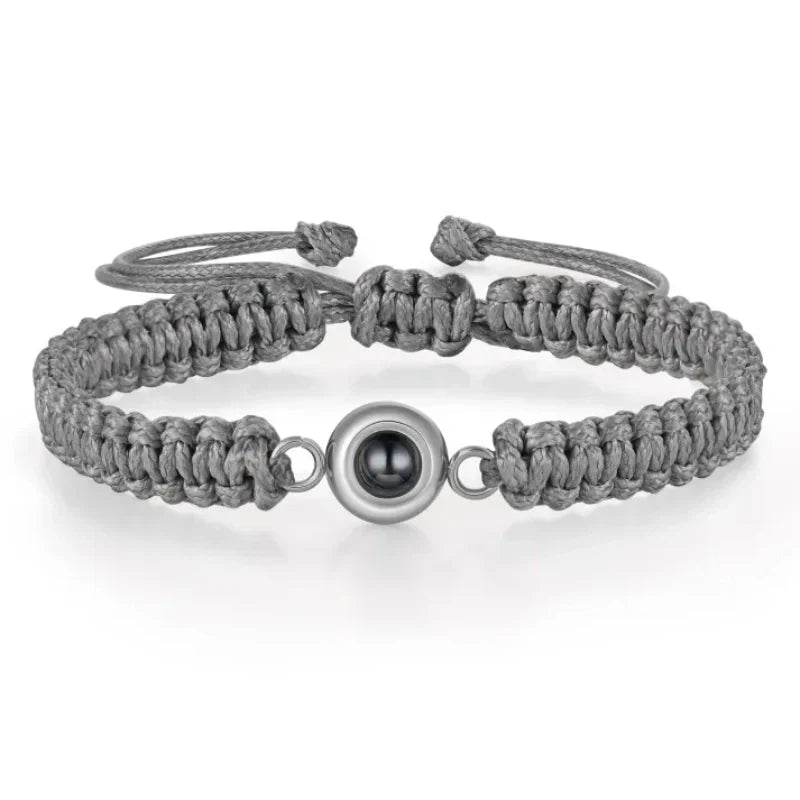 "Gepersonaliseerde foto projectie armband in zwart, unieke sieraden met verstelbaar ontwerp voor persoonlijke herinneringen."
