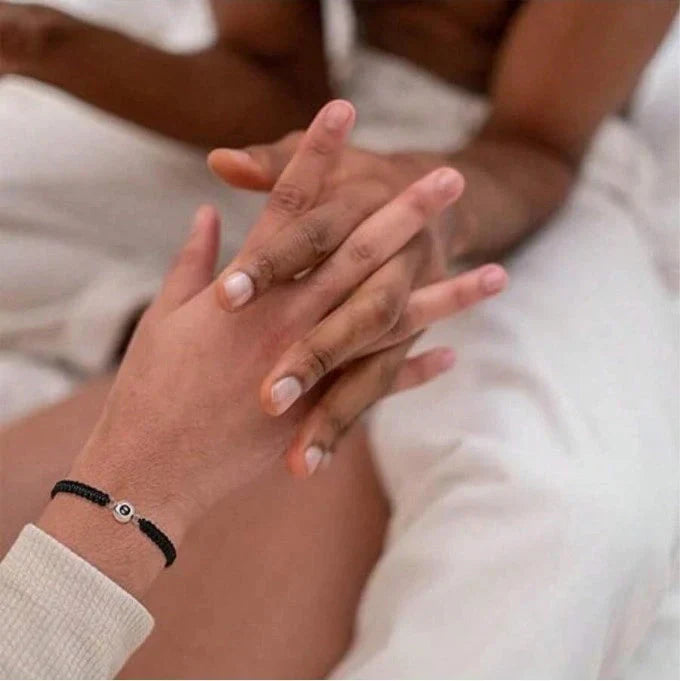 "Gepersonaliseerde foto projectie armband in zwart, unieke sieraden met verstelbaar ontwerp voor persoonlijke herinneringen."