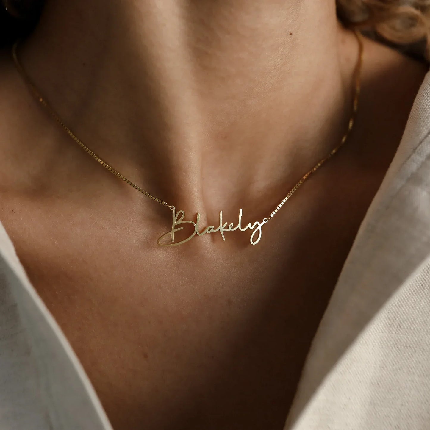 "Gepersonaliseerde handgeschreven naamketting in goud of zilver, sierlijk design, perfect cadeau voor elke gelegenheid."