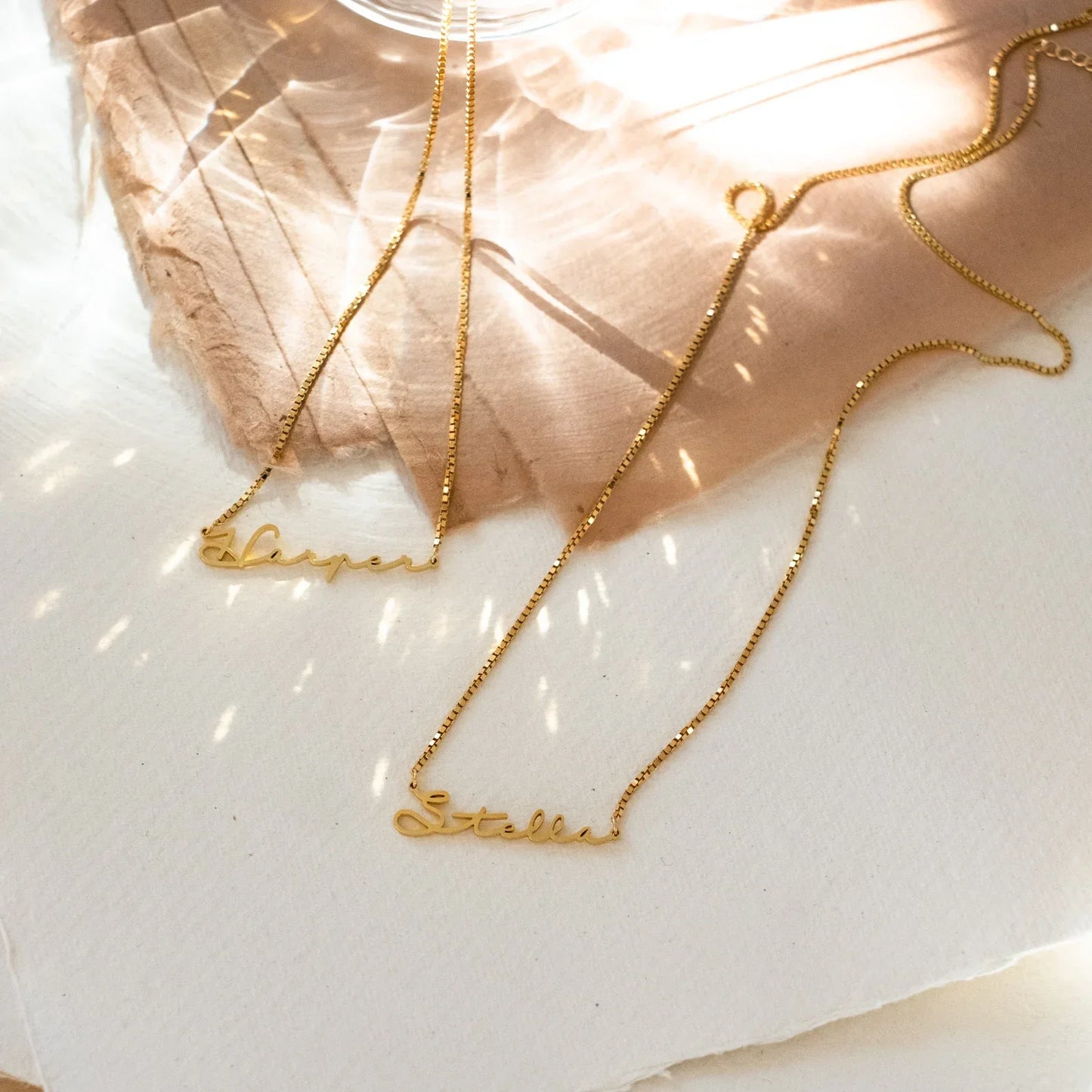 "Gepersonaliseerde handgeschreven naamketting in goud of zilver, sierlijk design, perfect cadeau voor elke gelegenheid."