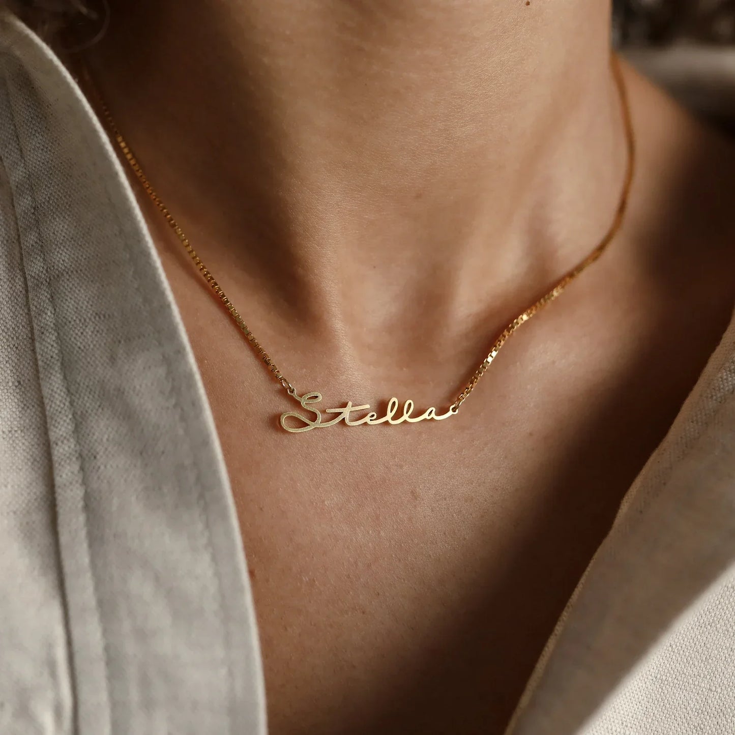 "Gepersonaliseerde handgeschreven naamketting in goud of zilver, sierlijk design, perfect cadeau voor elke gelegenheid."