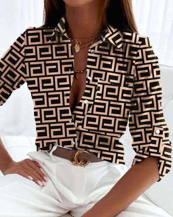 Gestreepte button-up blouse voor dames met tijdloos design, ideaal voor werk of casual uitjes, in diverse kleuren.