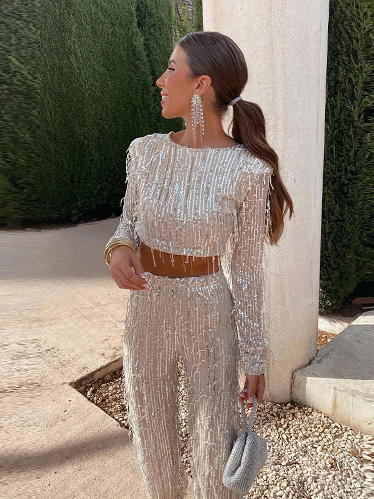 "Glamoureuze pailletten set met franjes, cropped top, wijde broek, sprankelend en perfect voor feestelijke gelegenheden."