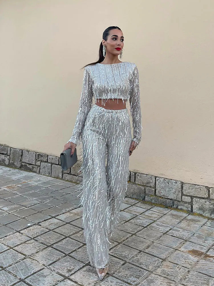 "Glamoureuze pailletten set met franjes, cropped top, wijde broek, sprankelend en perfect voor feestelijke gelegenheden."