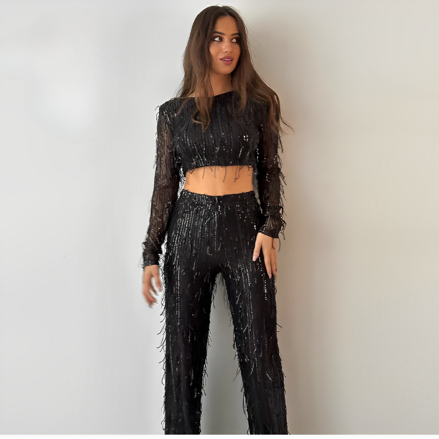"Glamoureuze pailletten set met franjes, cropped top, wijde broek, sprankelend en perfect voor feestelijke gelegenheden."