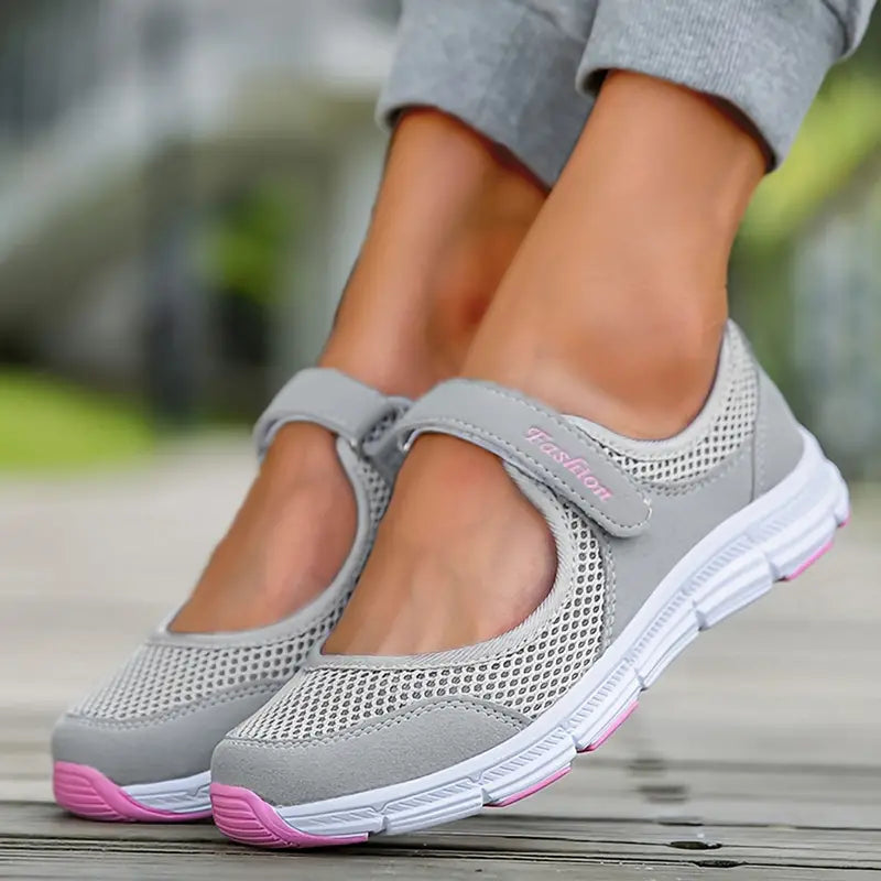 Grijze dames sneakers met klittenbandsluiting en open wreef; stijlvol, comfortabel en veelzijdig voor dagelijks gebruik.