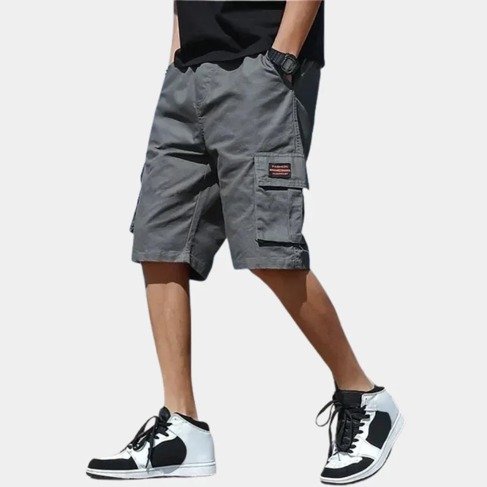 Grijze heren cargo shorts met cargozakken, 100% katoen, comfortabel en functioneel voor zomerse dagen.