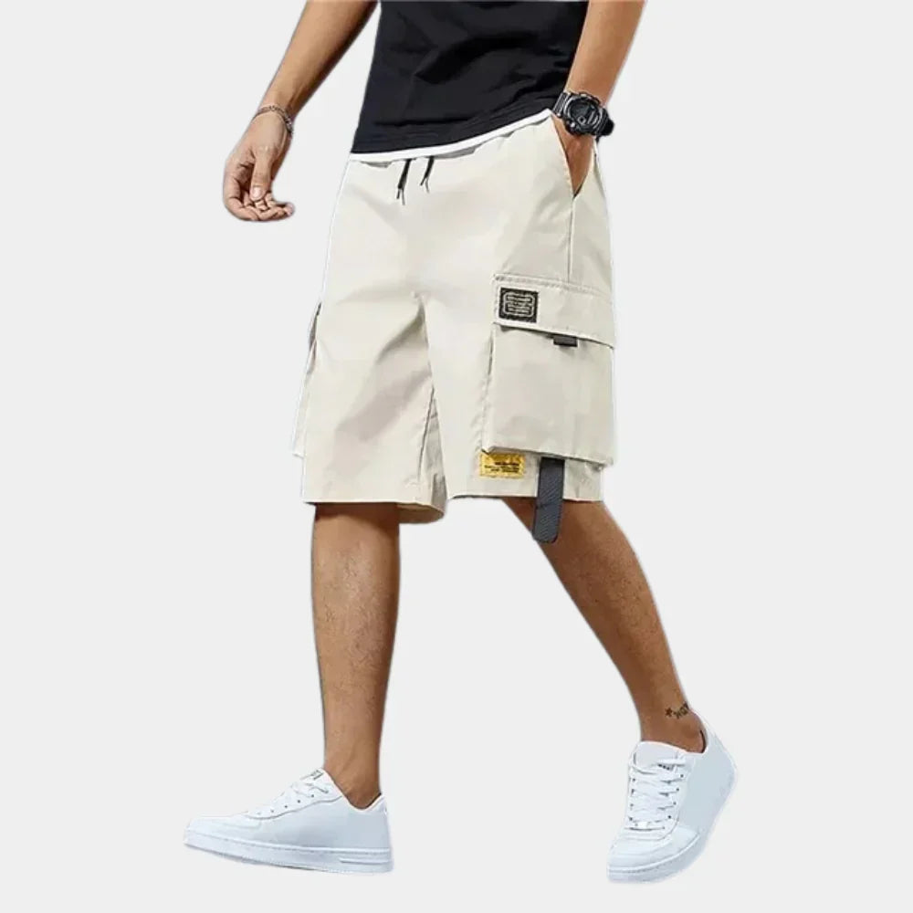 Grijze heren cargo shorts met cargozakken, 100% katoen, comfortabel en functioneel voor zomerse dagen.