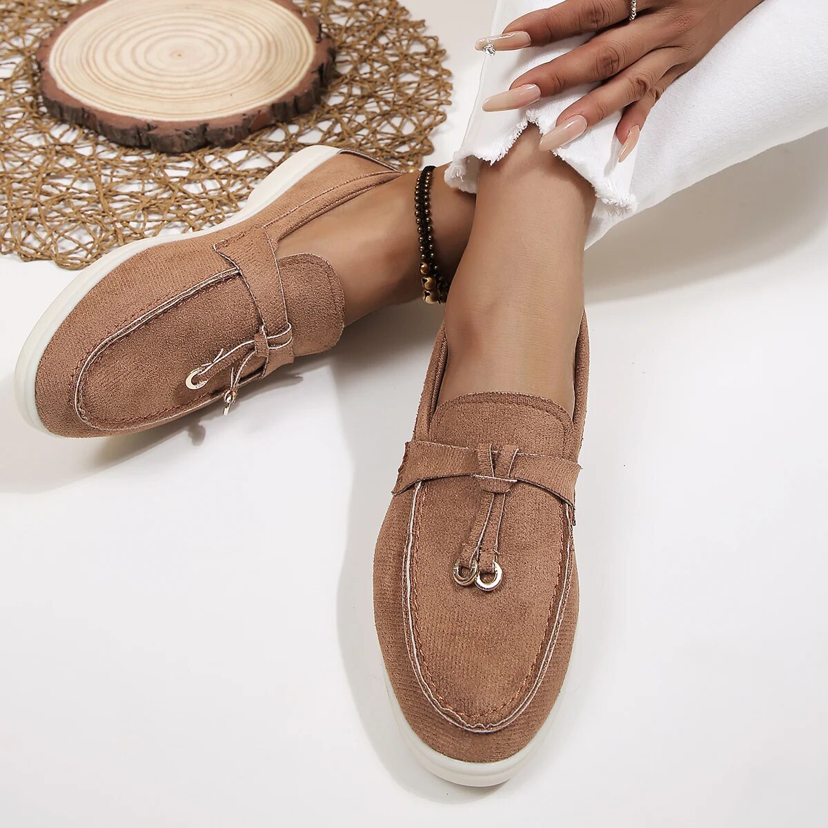 Groene lederen loafers voor dames, slip-on met gouden details, comfortabel en stijlvol voor lente en herfst.