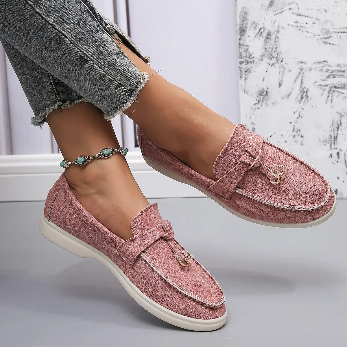 Groene lederen loafers voor dames, slip-on met gouden details, comfortabel en stijlvol voor lente en herfst.