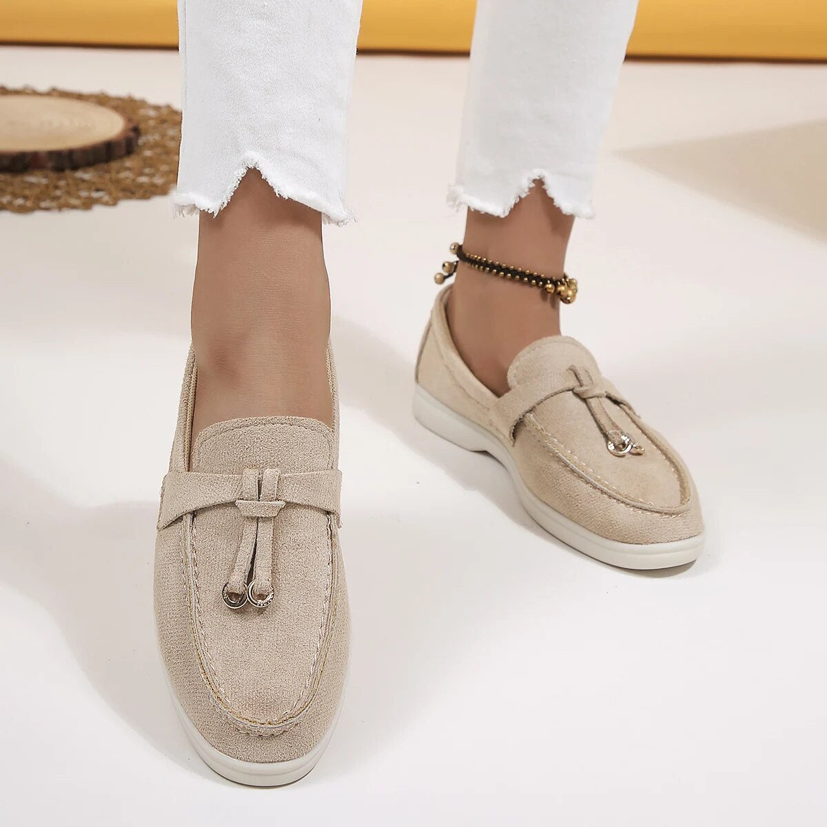 Groene lederen loafers voor dames, slip-on met gouden details, comfortabel en stijlvol voor lente en herfst.