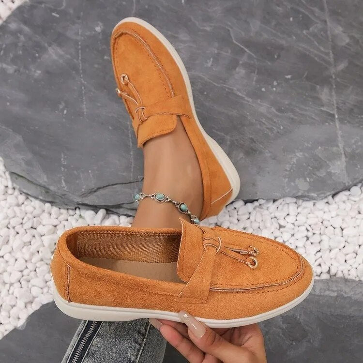 Groene lederen loafers voor dames, slip-on met gouden details, comfortabel en stijlvol voor lente en herfst.
