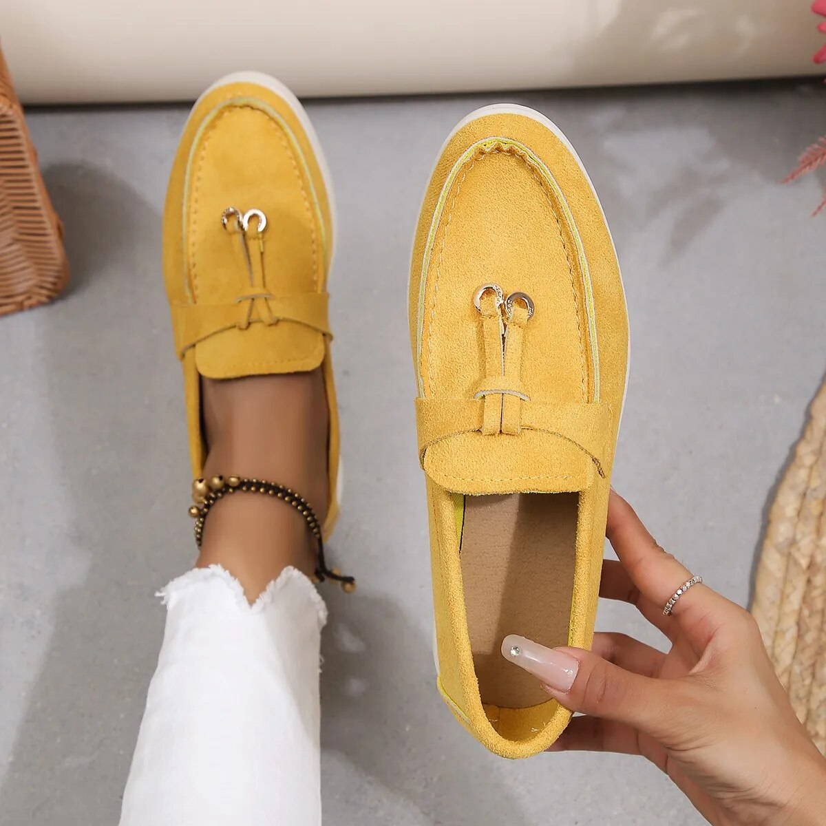 Groene lederen loafers voor dames, slip-on met gouden details, comfortabel en stijlvol voor lente en herfst.