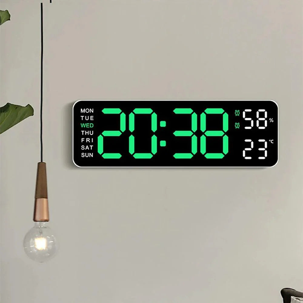 "Grote digitale wekker met multifunctioneel display, toont tijd, temperatuur en vochtigheid. USB-voeding, slank ontwerp."
