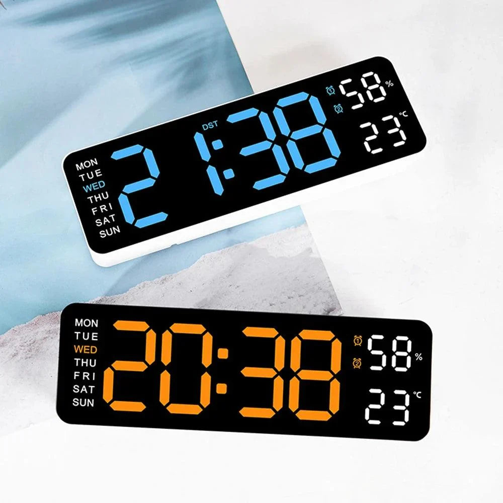 "Grote digitale wekker met multifunctioneel display, toont tijd, temperatuur en vochtigheid. USB-voeding, slank ontwerp."
