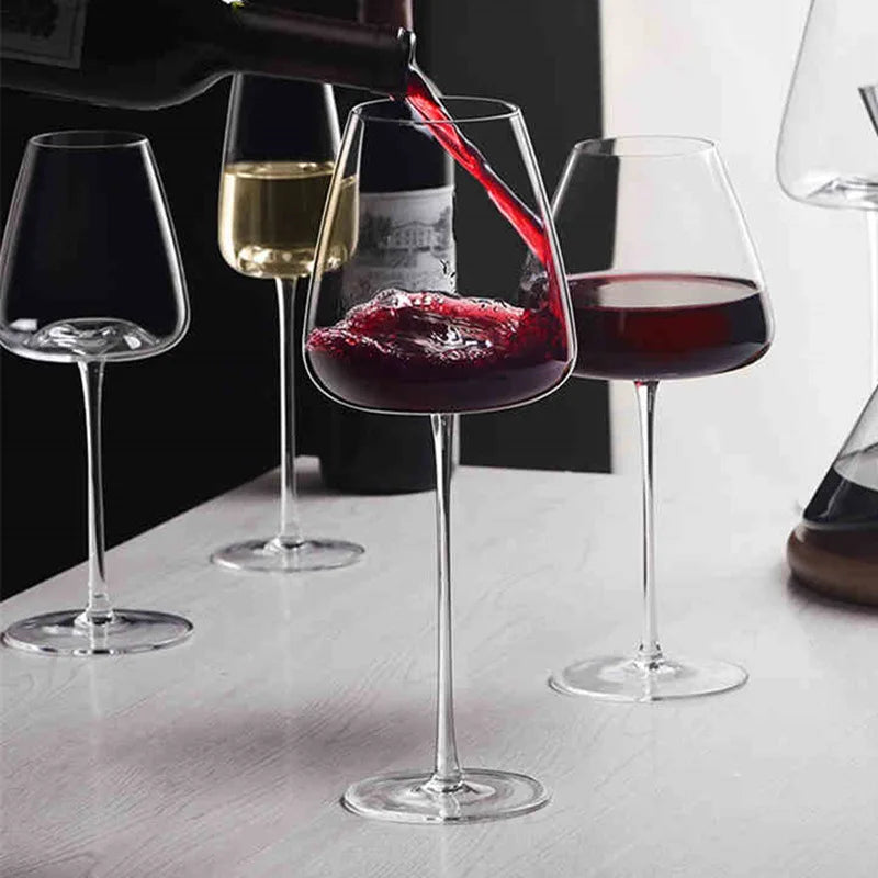 "Handgemaakt kristallen wijnglas, elegant ontwerp, glanzende helderheid, perfect voor stijlvolle tafeldecoratie."