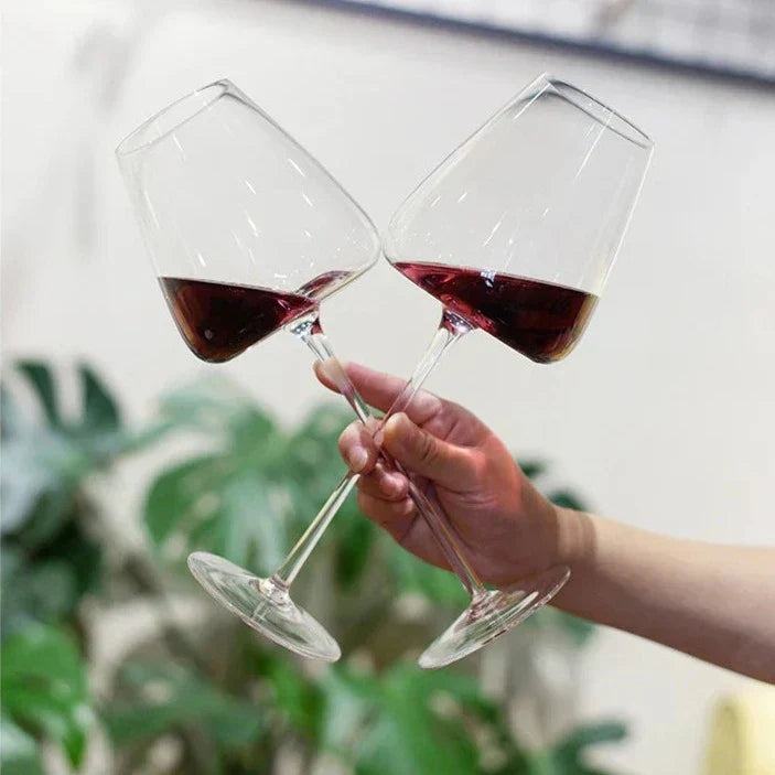 "Handgemaakt kristallen wijnglas, elegant ontwerp, glanzende helderheid, perfect voor stijlvolle tafeldecoratie."
