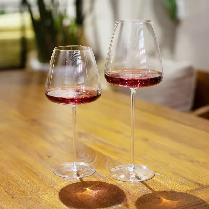 "Handgemaakt kristallen wijnglas, elegant ontwerp, glanzende helderheid, perfect voor stijlvolle tafeldecoratie."