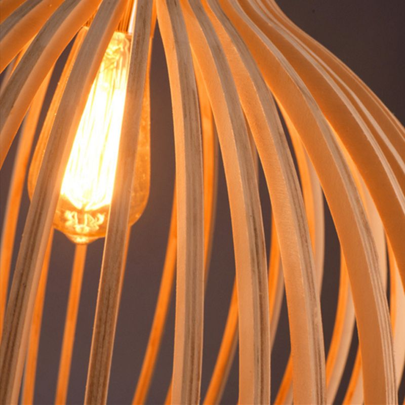 "Handgemaakte houten hanglamp, rustiek design, zichtbare houtnerf, warme sfeer, interieurverlichting, uniek en duurzaam."