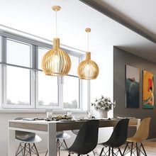 "Handgemaakte houten hanglamp, rustiek design, zichtbare houtnerf, warme sfeer, interieurverlichting, uniek en duurzaam."