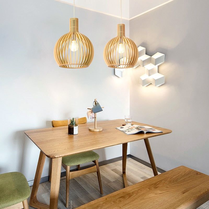 "Handgemaakte houten hanglamp, rustiek design, zichtbare houtnerf, warme sfeer, interieurverlichting, uniek en duurzaam."