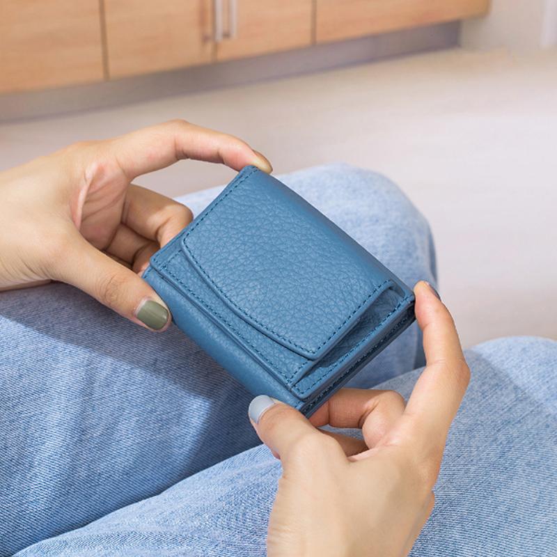 "Handgemaakte RFID-portemonnee van zacht leer met meerdere vakken, ideale bescherming voor creditcards en ID-kaarten."