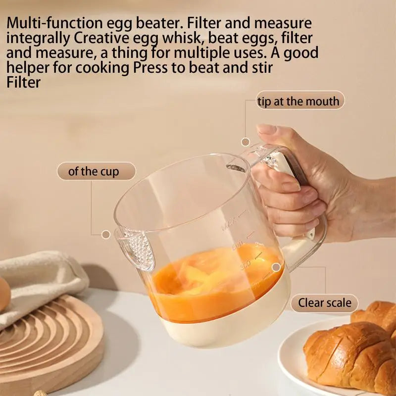 Handmatige eierscrambler in actie; compact, draagbaar ontwerp met robuuste hendel voor moeiteloos ei kloppen in de keuken.