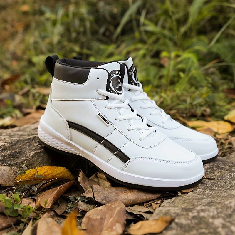 "Heren hoge top sneakers zijaanzicht, antislip PU buitenkant, comfortabele EVA binnenzool, geometrisch motief."