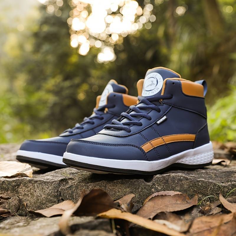 "Heren hoge top sneakers zijaanzicht, antislip PU buitenkant, comfortabele EVA binnenzool, geometrisch motief."