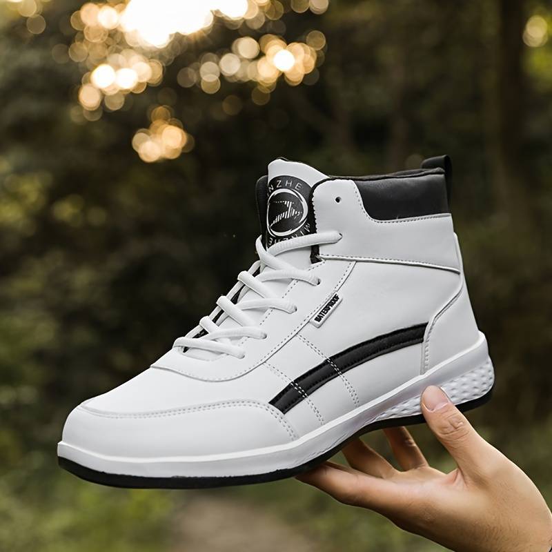 "Heren hoge top sneakers zijaanzicht, antislip PU buitenkant, comfortabele EVA binnenzool, geometrisch motief."