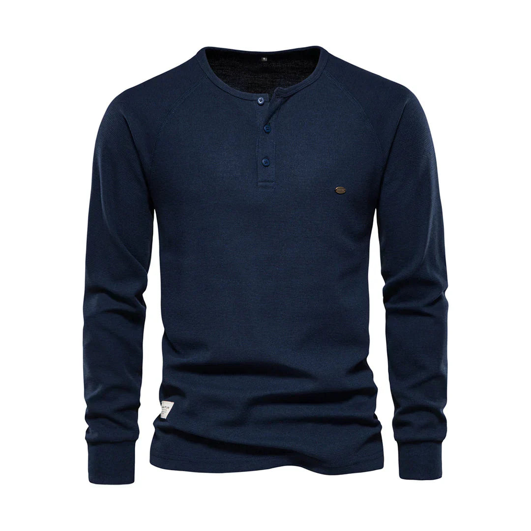 "Heren langemouwenshirt met ronde hals en knoopsluiting, beschikbaar in marineblauw, groen, lichtgrijs en wit."