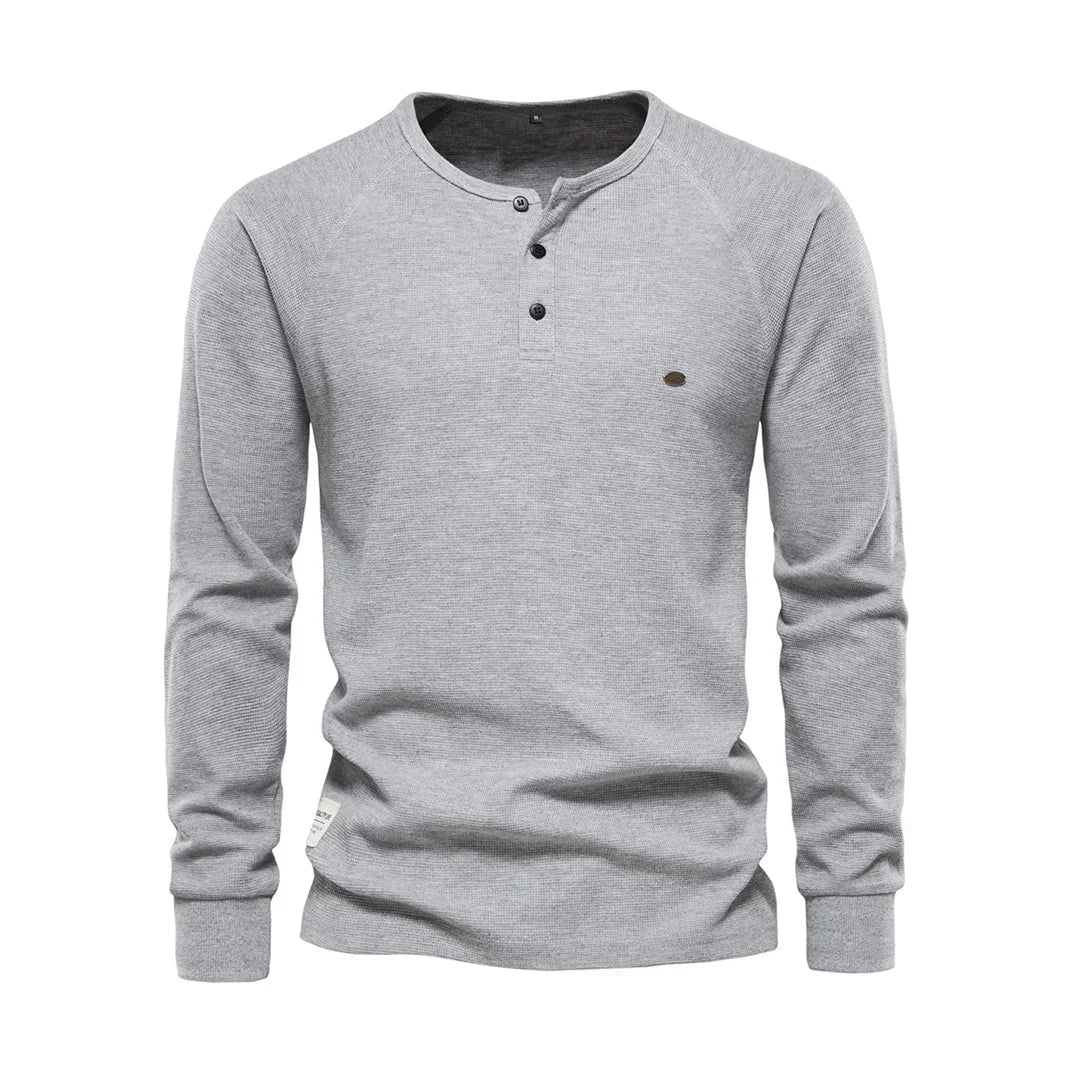 "Heren langemouwenshirt met ronde hals en knoopsluiting, beschikbaar in marineblauw, groen, lichtgrijs en wit."