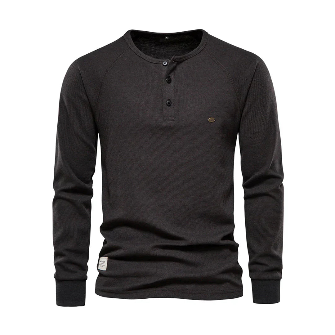 "Heren langemouwenshirt met ronde hals en knoopsluiting, beschikbaar in marineblauw, groen, lichtgrijs en wit."