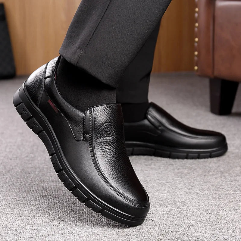 "Heren leren loafers, stijlvol en comfortabel, met plat platform en ademend ontwerp. Perfect voor dagelijks gebruik."