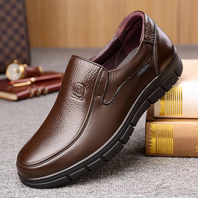 "Heren leren loafers, stijlvol en comfortabel, met plat platform en ademend ontwerp. Perfect voor dagelijks gebruik."