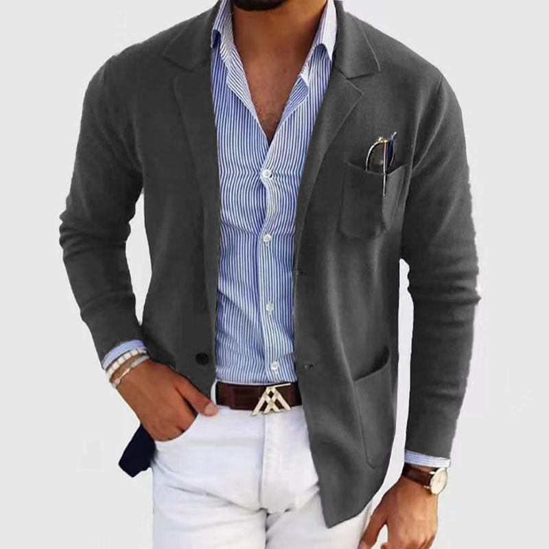 "Herenblazer met reverskraag en klepzakken in ademend polyester, ideaal voor zakelijke en casual looks."