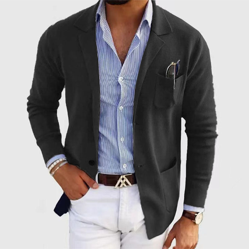 "Herenblazer met reverskraag en klepzakken in ademend polyester, ideaal voor zakelijke en casual looks."