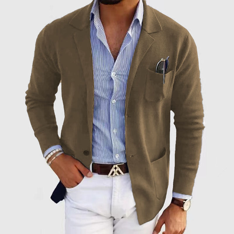 "Herenblazer met reverskraag en klepzakken in ademend polyester, ideaal voor zakelijke en casual looks."