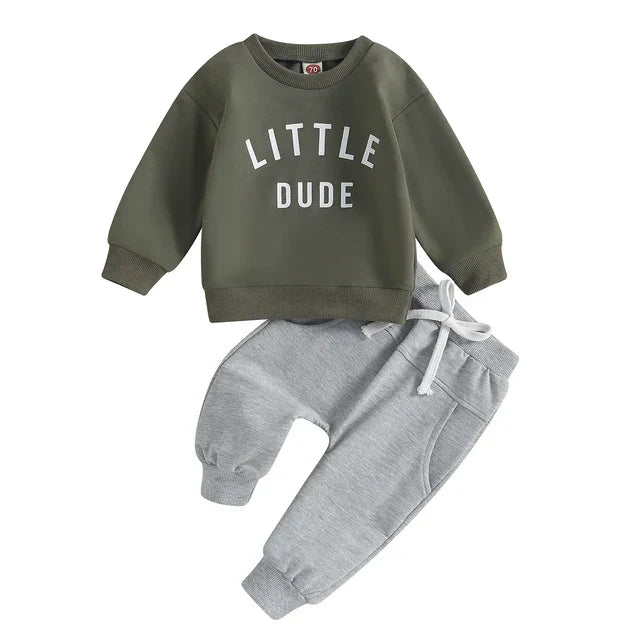"Herfstoutfit peuters: stoer sweatshirt en broek, katoenmix, trendy letterprint, geschikt voor avontuurlijk spelen."