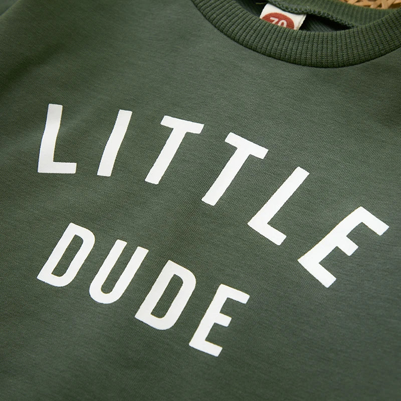 "Herfstoutfit peuters: stoer sweatshirt en broek, katoenmix, trendy letterprint, geschikt voor avontuurlijk spelen."