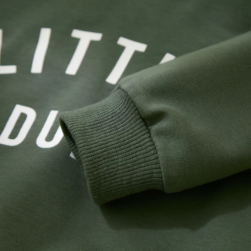 "Herfstoutfit peuters: stoer sweatshirt en broek, katoenmix, trendy letterprint, geschikt voor avontuurlijk spelen."