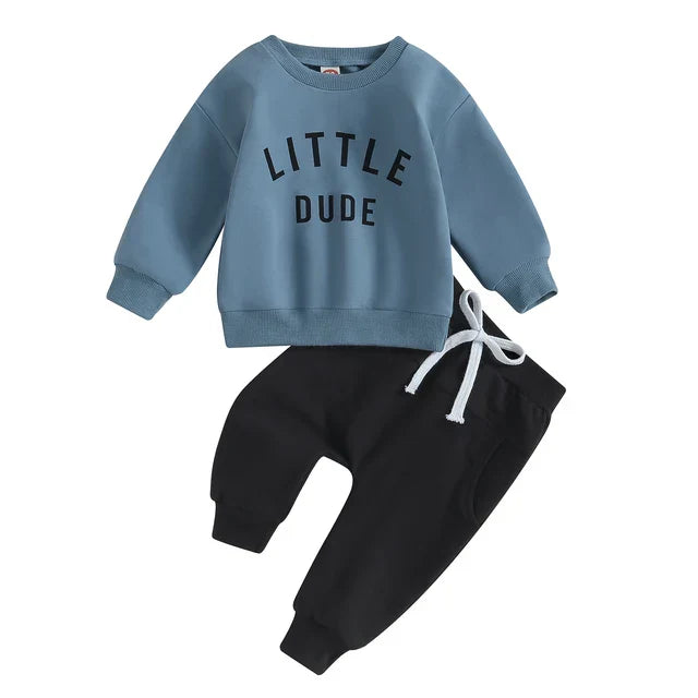 "Herfstoutfit peuters: stoer sweatshirt en broek, katoenmix, trendy letterprint, geschikt voor avontuurlijk spelen."