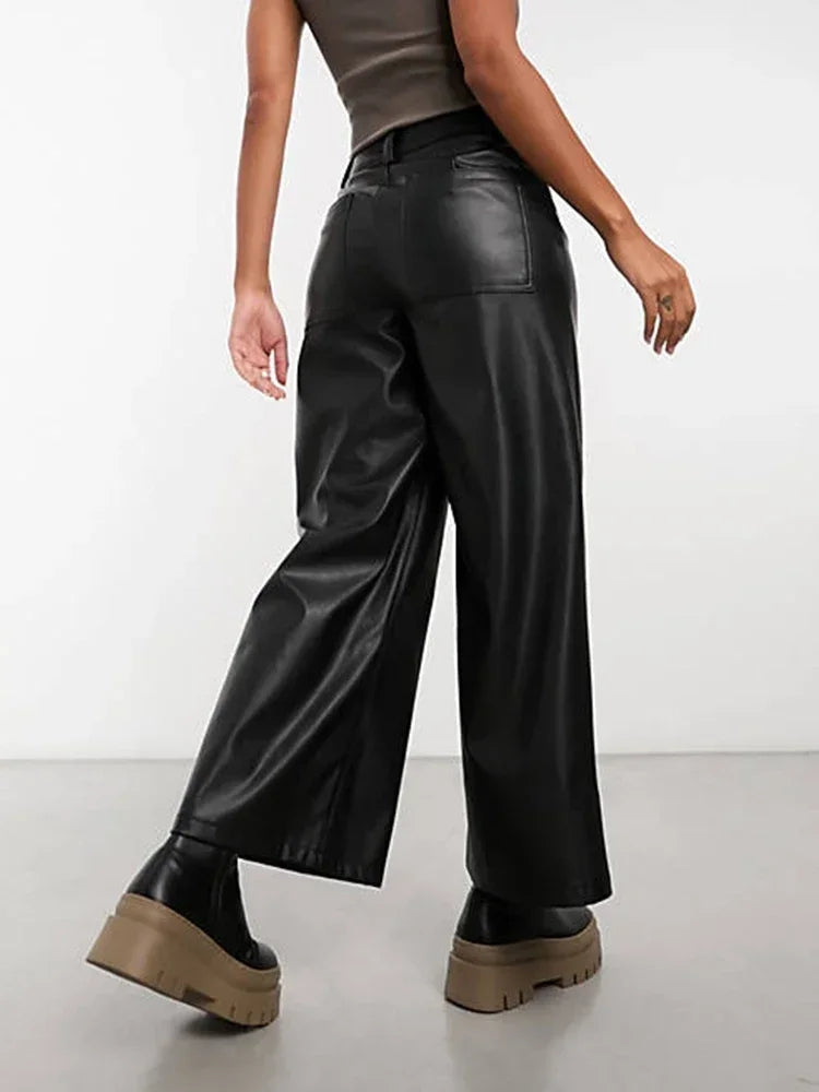 "Hoge taille leren broek voor dames in stijlvol zwart, met rechte pijpen en zijzakken voor elegante, veelzijdige looks."