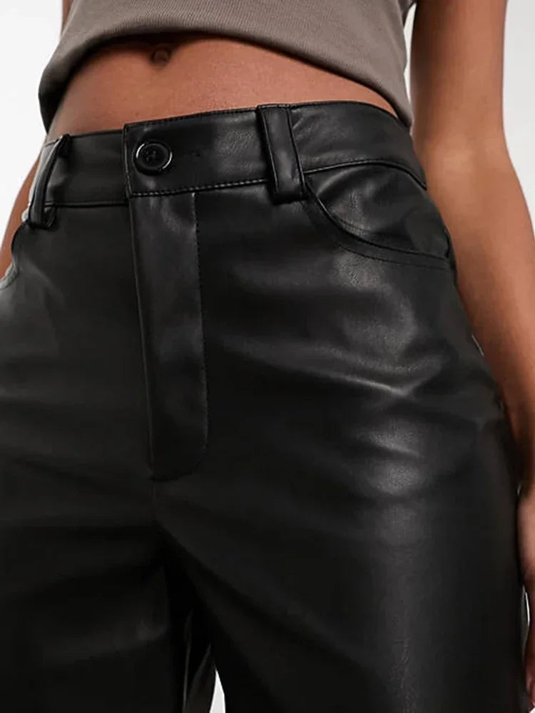 "Hoge taille leren broek voor dames in stijlvol zwart, met rechte pijpen en zijzakken voor elegante, veelzijdige looks."