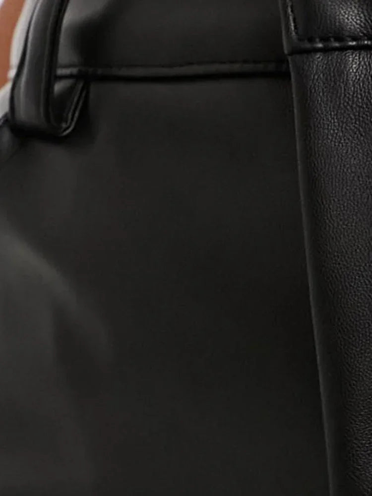 "Hoge taille leren broek voor dames in stijlvol zwart, met rechte pijpen en zijzakken voor elegante, veelzijdige looks."