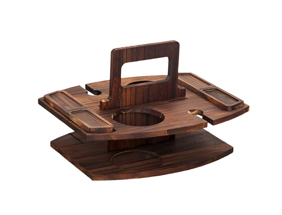 Houten draagbare picknickwijntafel met wijngleuven en ruime serveervakken voor snacks en wijn, ideaal voor buitengebruik.