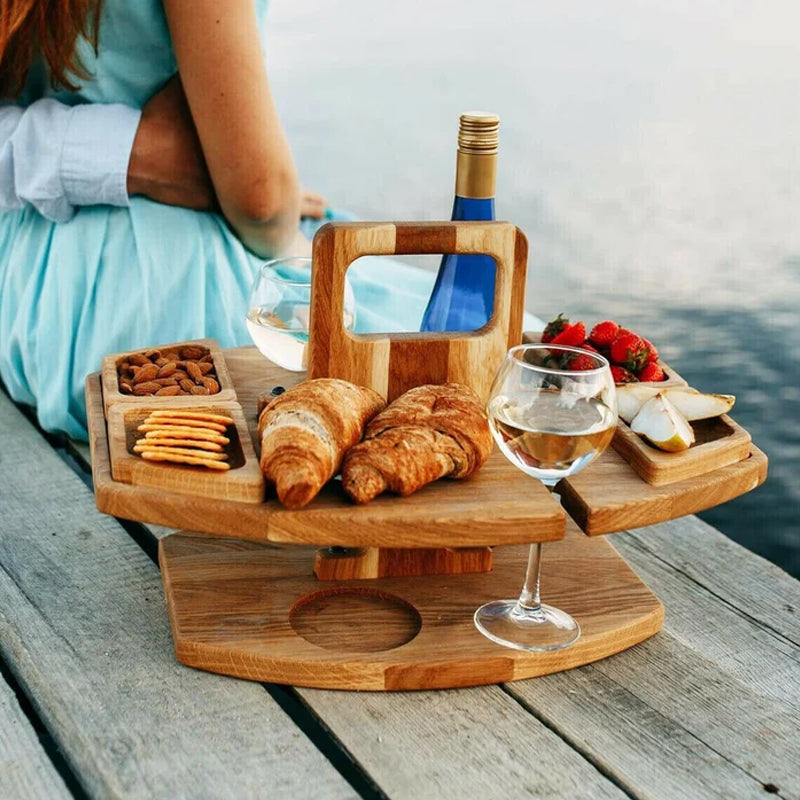 Houten draagbare picknickwijntafel met wijngleuven en ruime serveervakken voor snacks en wijn, ideaal voor buitengebruik.