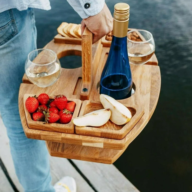 Houten draagbare picknickwijntafel met wijngleuven en ruime serveervakken voor snacks en wijn, ideaal voor buitengebruik.