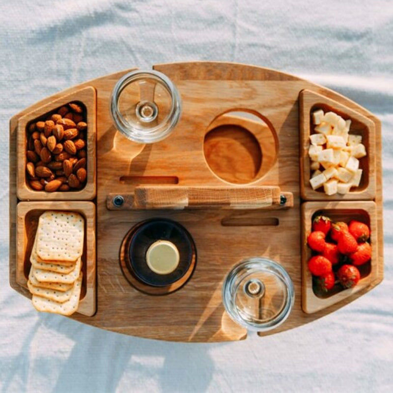 Houten draagbare picknickwijntafel met wijngleuven en ruime serveervakken voor snacks en wijn, ideaal voor buitengebruik.